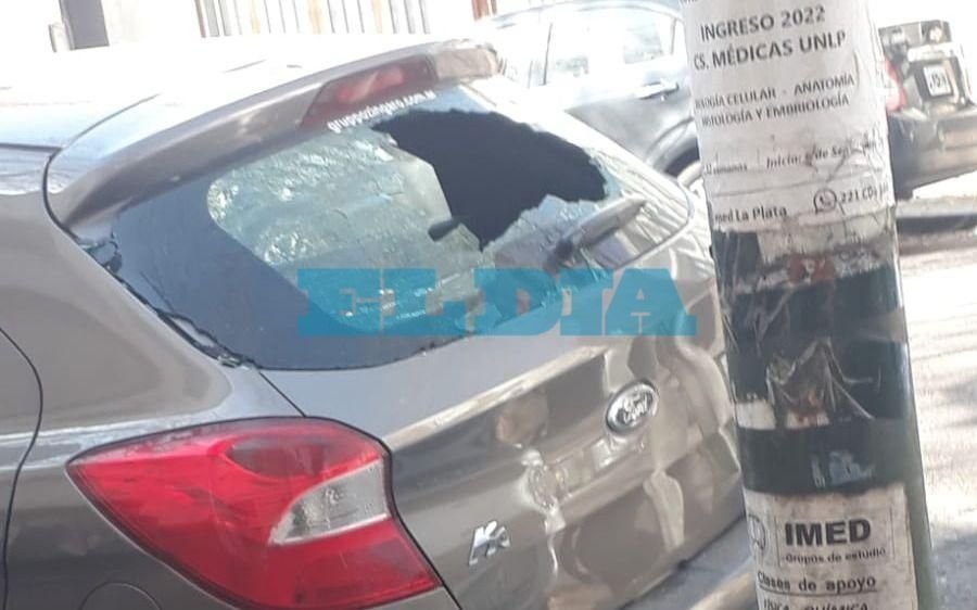 Piedrazos, autos rotos y hasta un arma en otro mediodía de locura en la puerta del Normal 2
