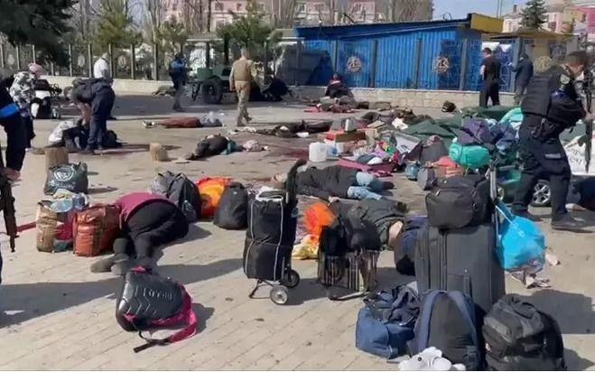 Bombardeo ruso en una estación de tren en Ucrania: al menos 15 muertos y 50 heridos