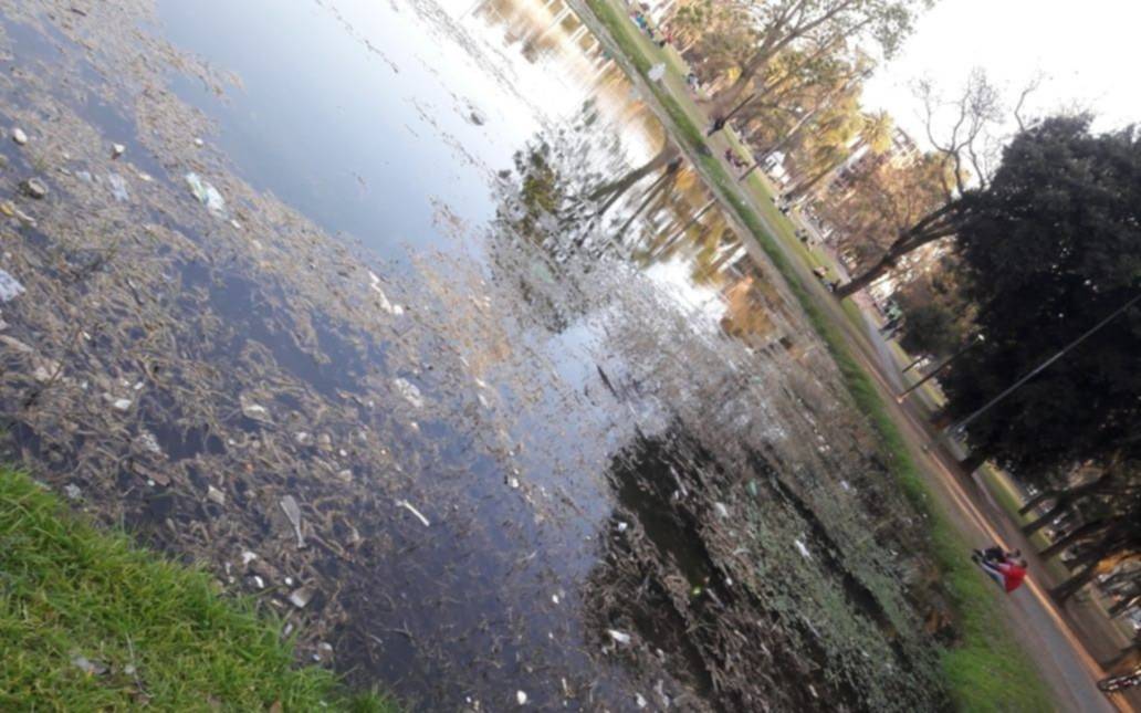 El Parque Saavedra, sucio y con basura flotando