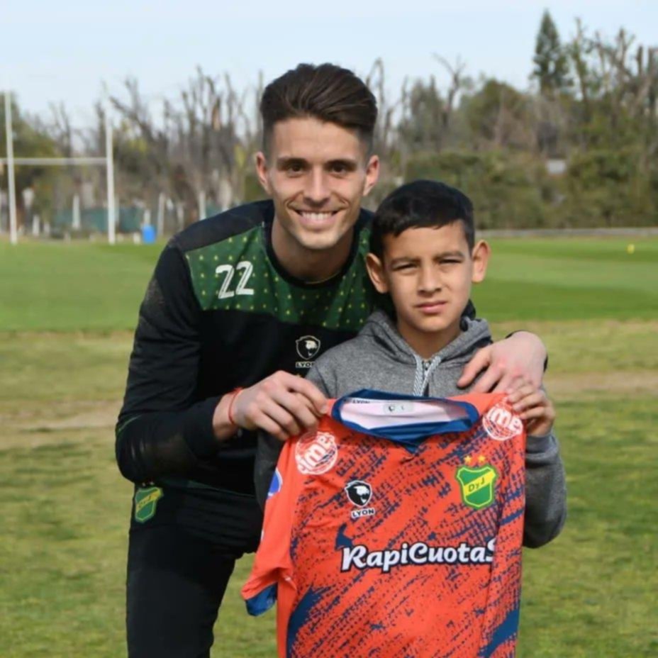 Unsain recibió al niño que lo abrazó en la cancha