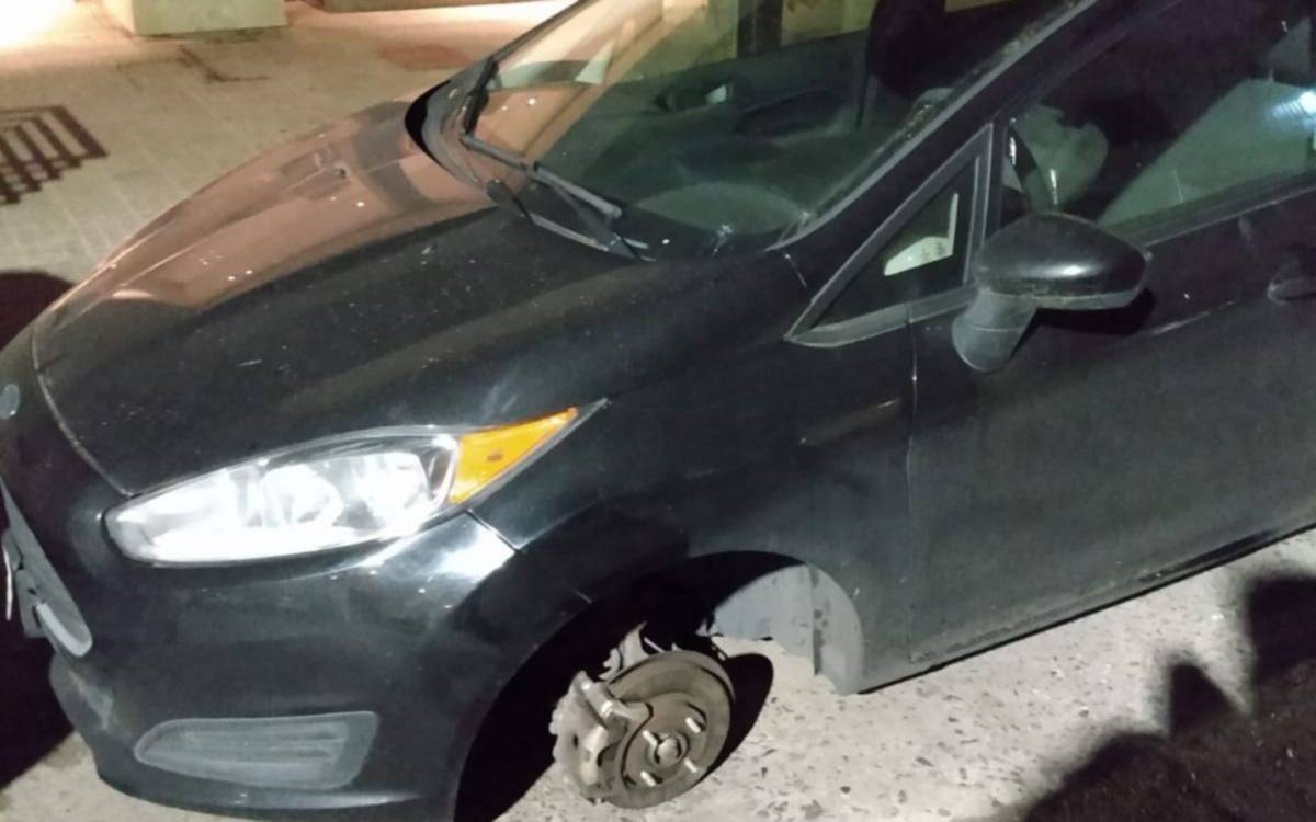 "Robarruedas" en acción: quitaron dos neumáticos de un auto y vecinos de 43 y 13 afirman "esta cuadra es tierra de nadie"