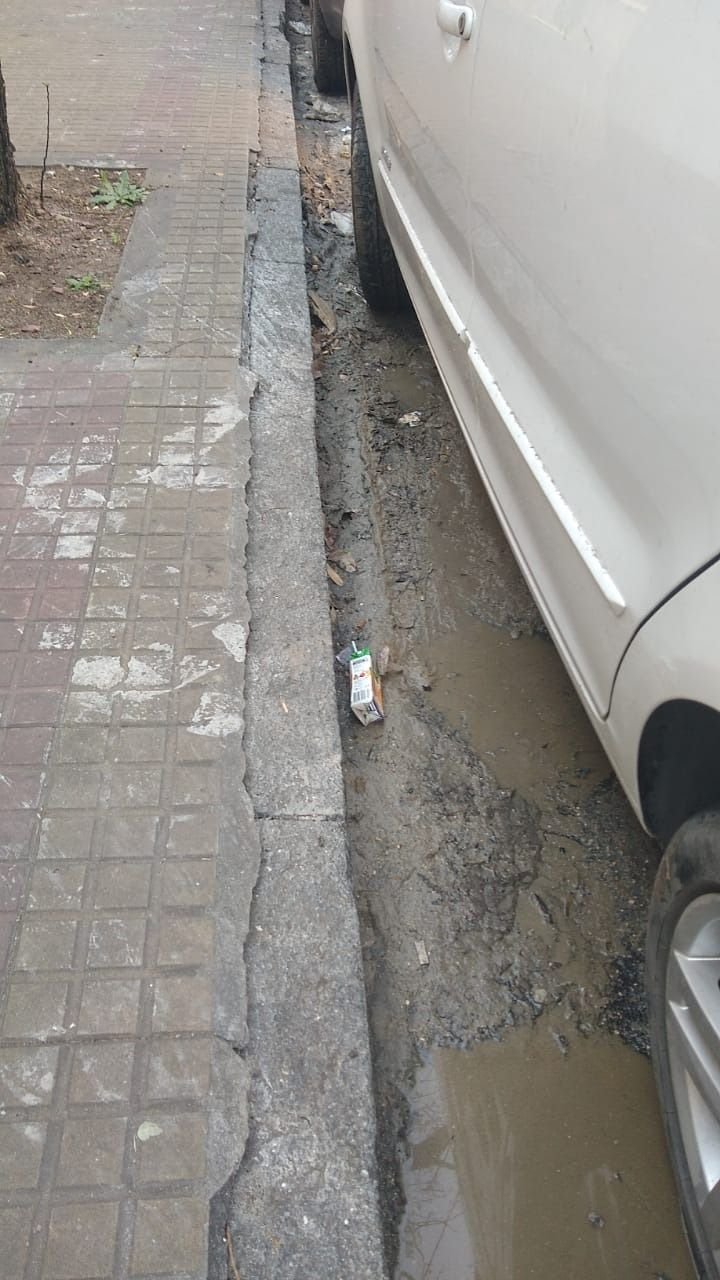 Desborde cloacal en pleno centro: "Imposible respirar, tenés que andar con un broche en la nariz"