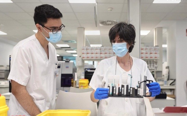 Le diagnosticaron Covid-19, viruela del mono y HIV en simultáneo: es el primer caso en el mundo 