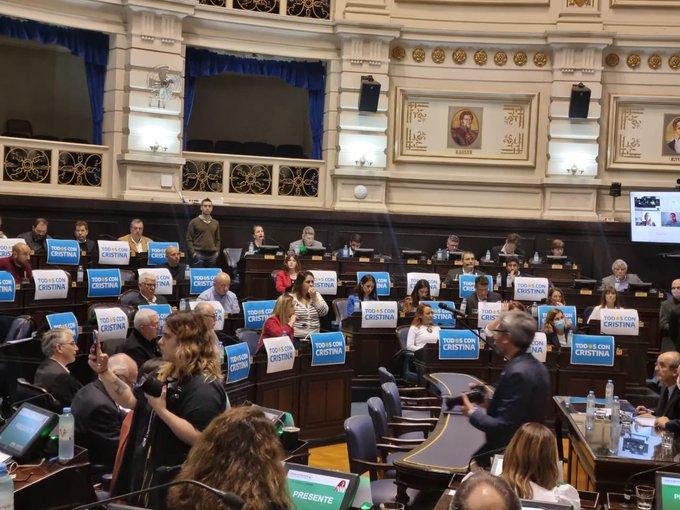 Carteles y una muñeca inflable en una picante sesión en Diputados