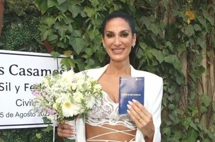 Silvina Escudero se casó pero a la hora de las fotos posó solita y sola