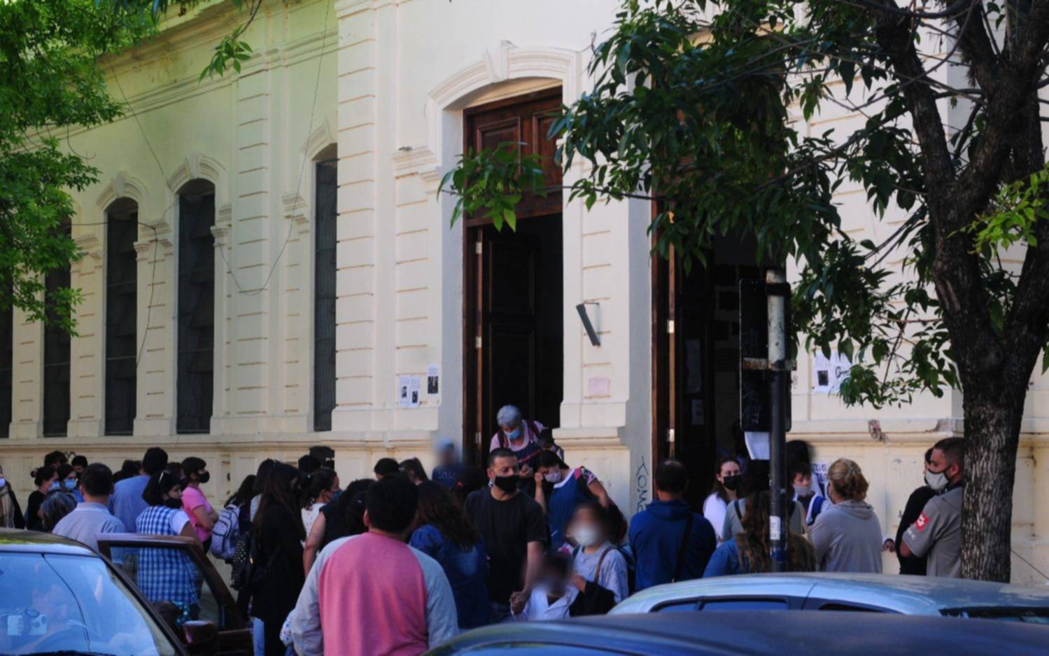 Desesperación, carta y convocatoria en la puerta del Normal 2 por la escalada de violencia 