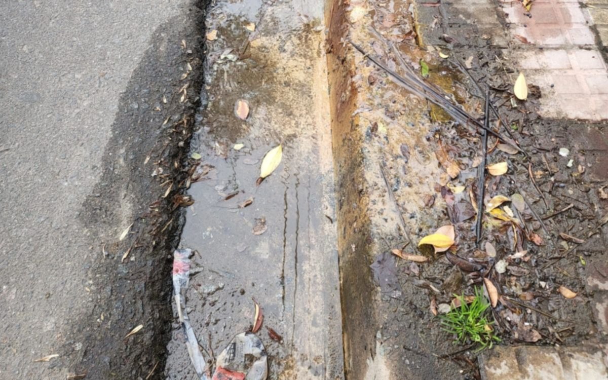 Vecinos de 68 y 15 reclaman por una pérdida de agua: "Llevamos 1 año y 4 meses sin tener respuestas"