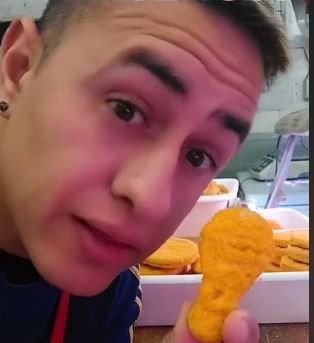 Tiktoker y carnicero: en un video, un joven explicó las estafas de las famosas "patitas de pollo"