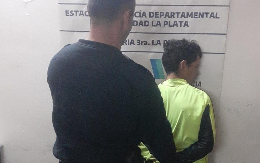 Cayó el “Maldito Peke” de Los Hornos cuando quería robar una bicicleta en la calle