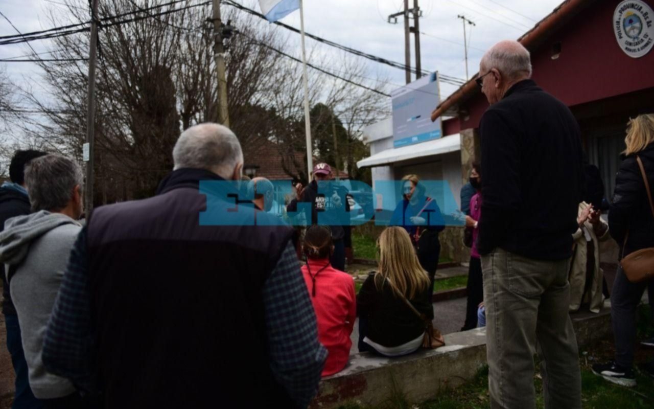 Hartazgo en Gonnet: vecinos fueron a la comisaría y expusieron robos de "todos los colores"