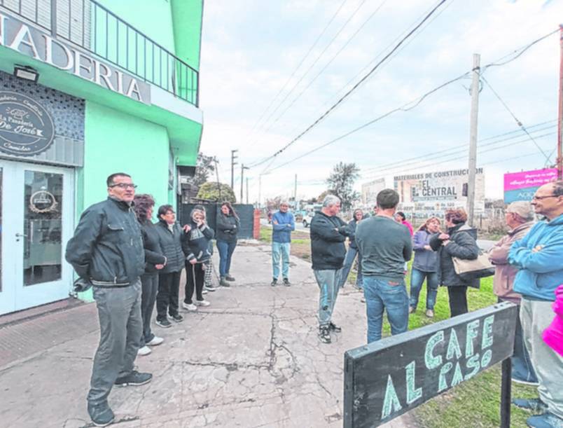 En Villa Elisa están hartos del caos en la zona del acceso a la Autopista