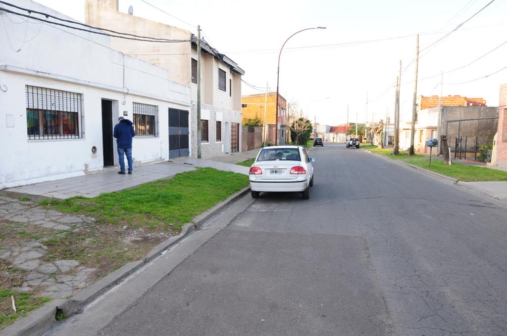 Entradera en Barrio Jardín: sacaba el auto y la tomaron por el cuello