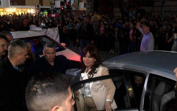 Volvieron a cortar la calle en Recoleta y Cristina Kirchner arengó al regresar a su casa