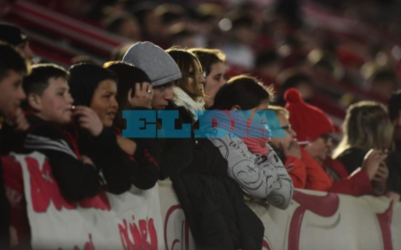 Los hinchas albirrojos y todo el color en el Hirschi: galería de fotos