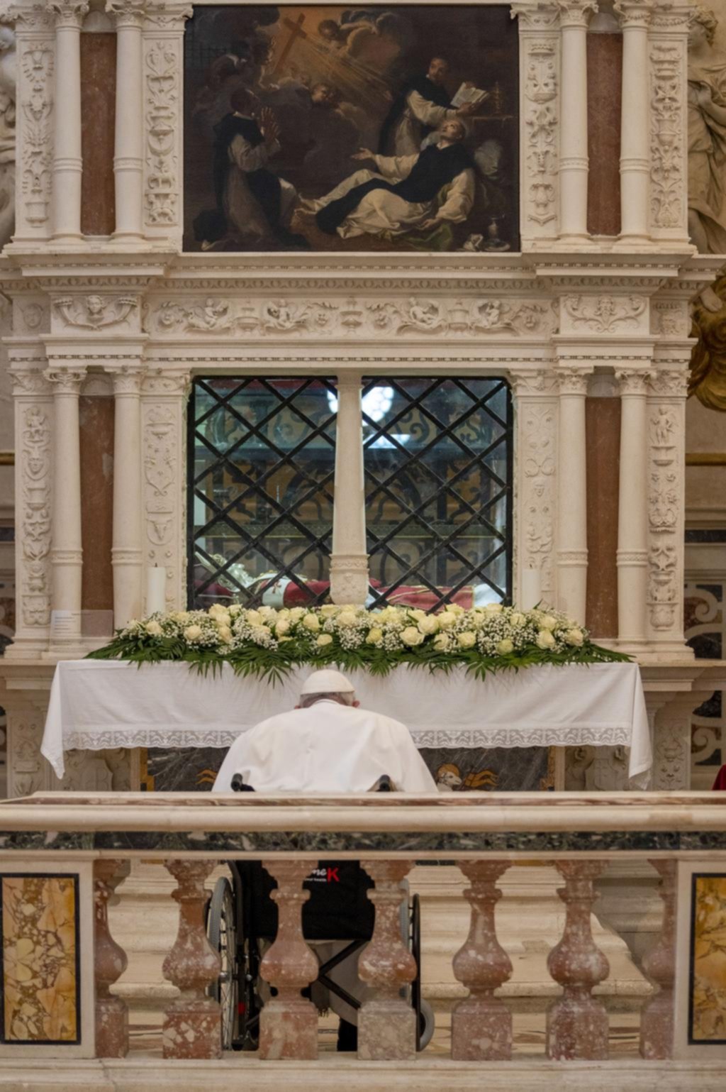 Francisco, en la tumba del primer Papa que renunció