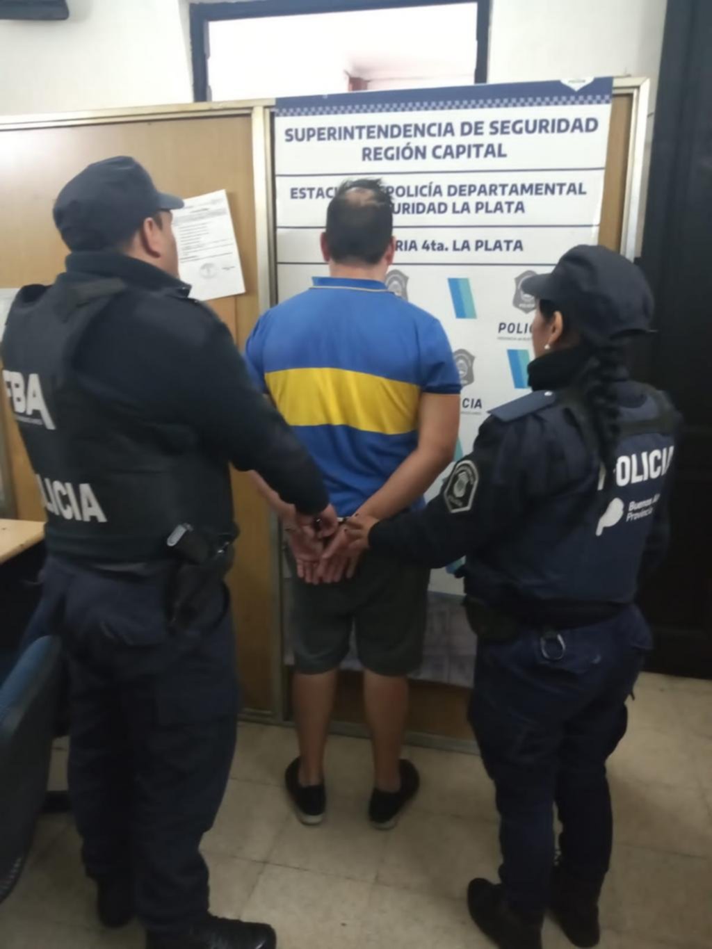 Detuvieron a un hombre acusado de darle una piña en el rostro a su pareja
