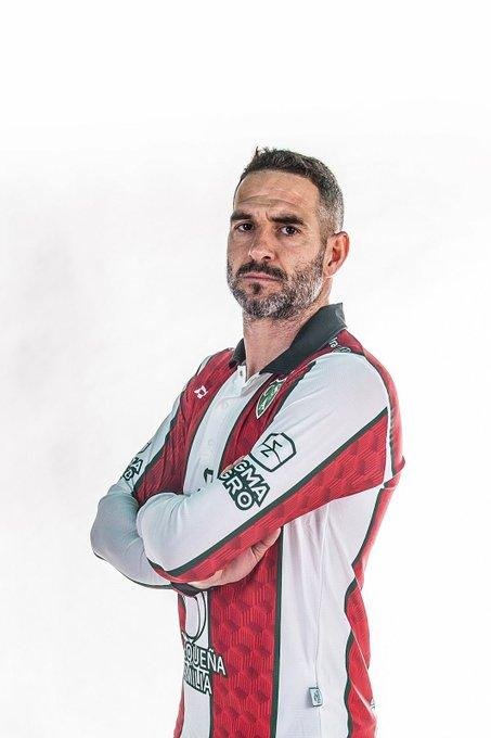 Una camiseta que trajo polémica en la previa y al final el local no utilizó