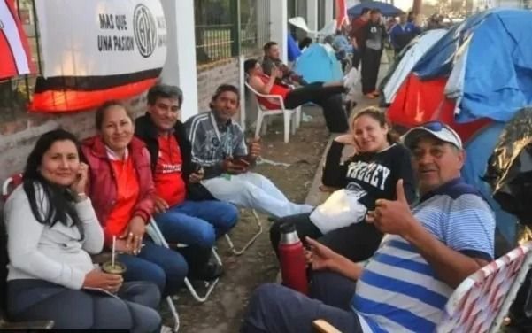 Locura total: siete cuadras de cola para ver a River en Chaco por Copa Argentina