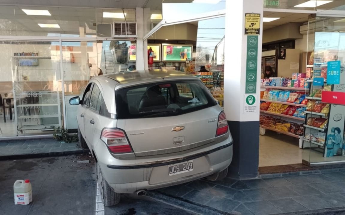De milagro no fue tragedia: cargaba nafta, se le aceleró el auto y se incrustó en el shop de la estación de servicio