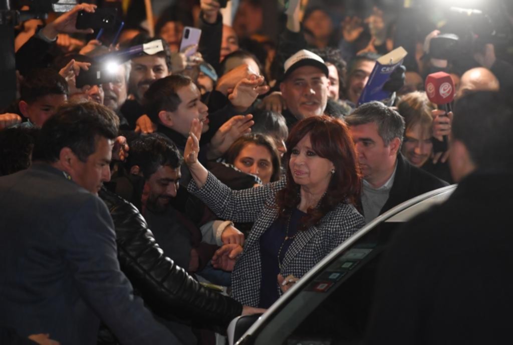 Tensión sin fin: por la vigilia en la casa de Cristina