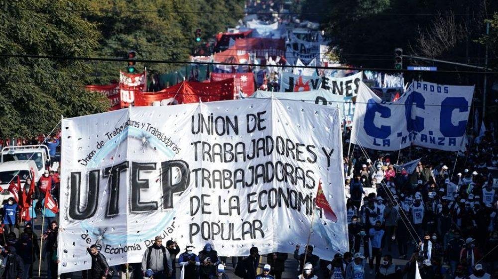 Piqueteros marchan por un salario básico