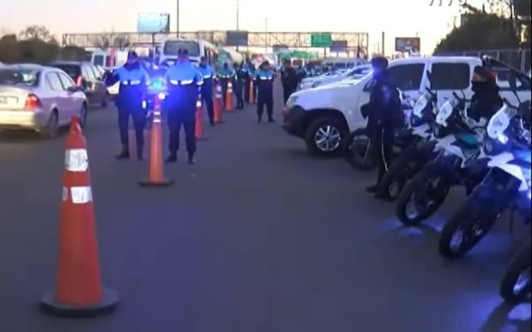 Caos, tensión y fuerte operativo en la Autopista por una amenaza de piquete