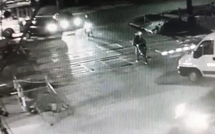 Tren arrolló a delivery que cruzó con la barrera baja en Quilmes