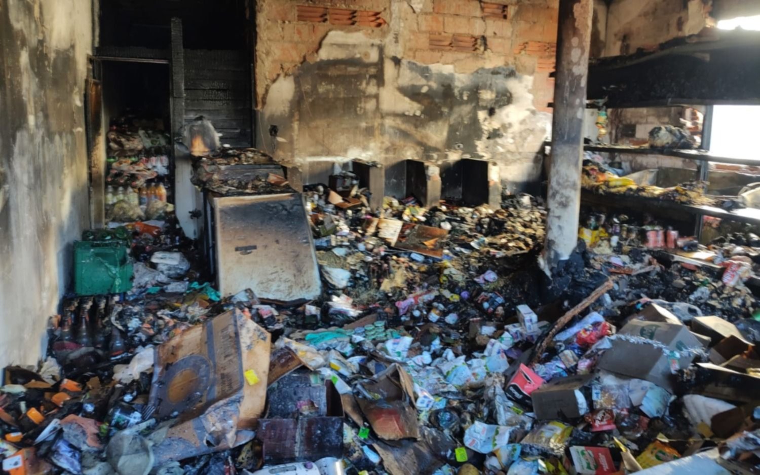 Un incendio arrasó con un almacén en Berisso: había garrafas y un barrio entero entró en pánico