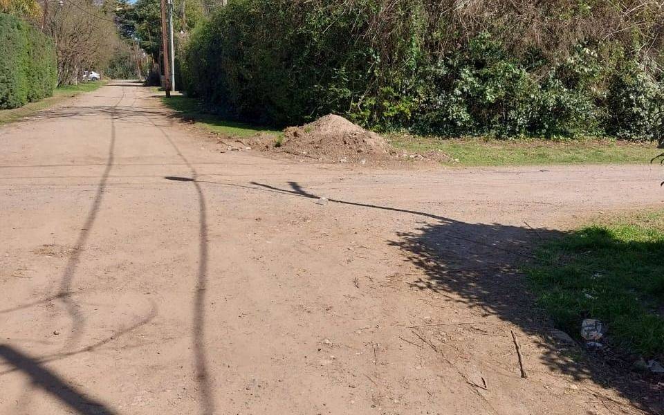 Bronca por una calle en mal estado en Villa Elisa: "Pedimos arreglos y nos dejaron un desastre"