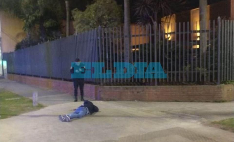 Acribillaron de 15 tiros a joven que salía de hotel alojamiento en Quilmes