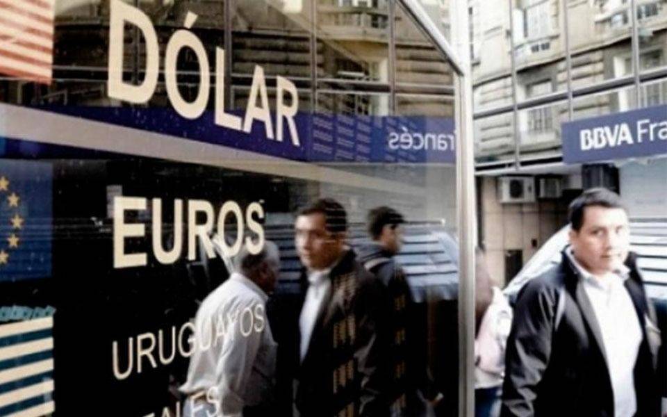 El dólar blue arrancó la semana con una leve baja: a cuánto cotizó