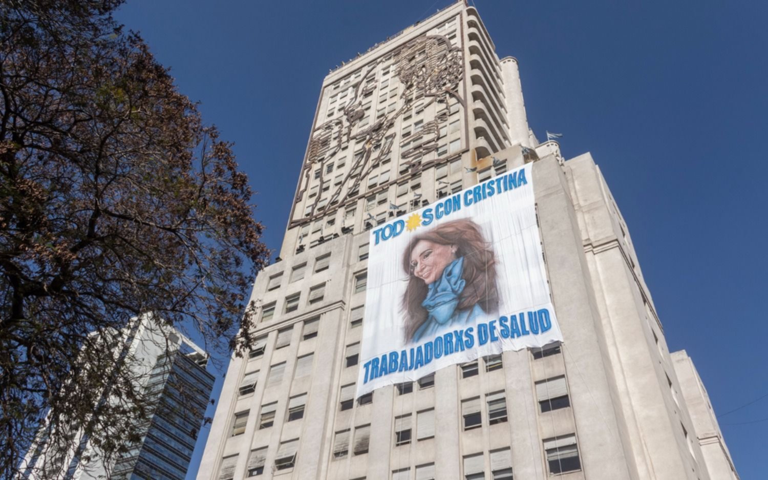 Desplegaron una bandera de Cristina Kirchner en la avenida 9 de Julio junto a la figura de Evita