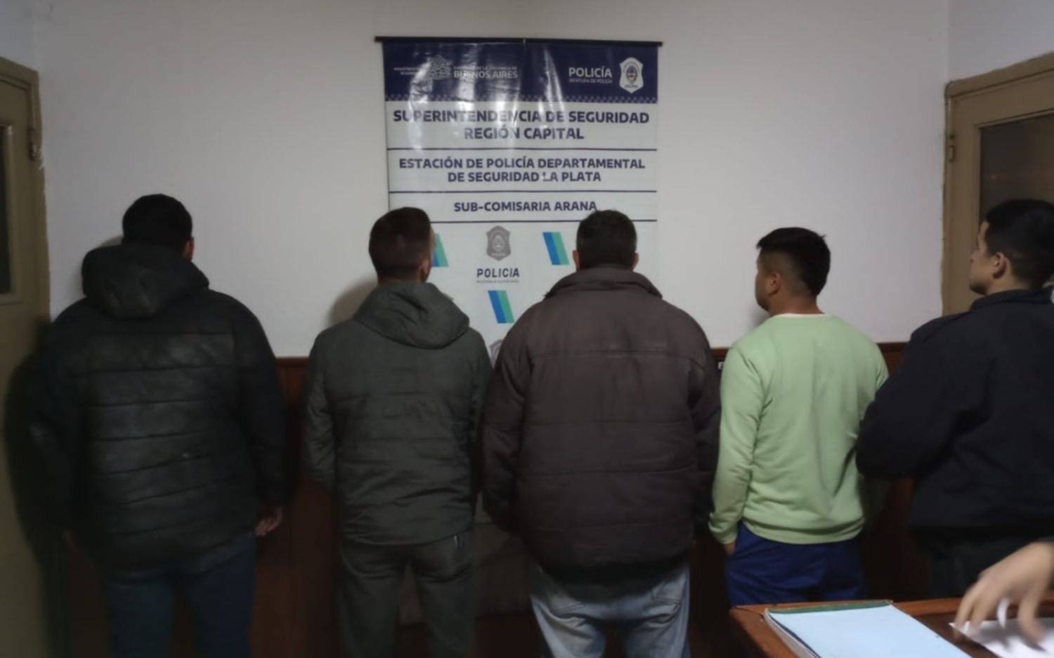 Tensión por un intento de usurpación en La Plata: 12 detenidos que ya "estaban cortando el pasto"