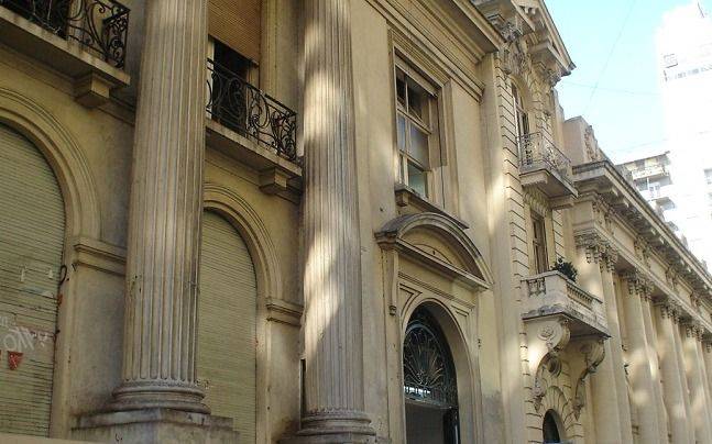 Vuelen los actos de colación de grado en Derecho