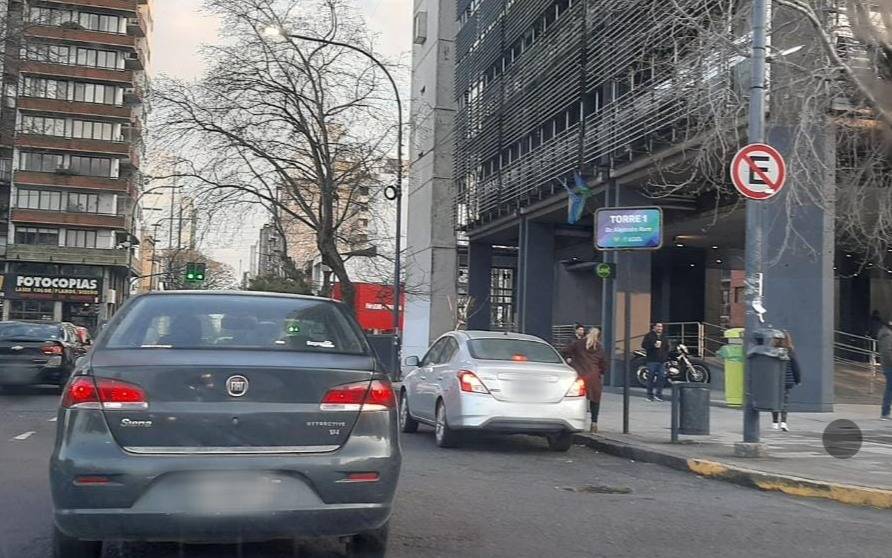 El "estacioná donde quieras" sigue firme en la Torre I y piden más control