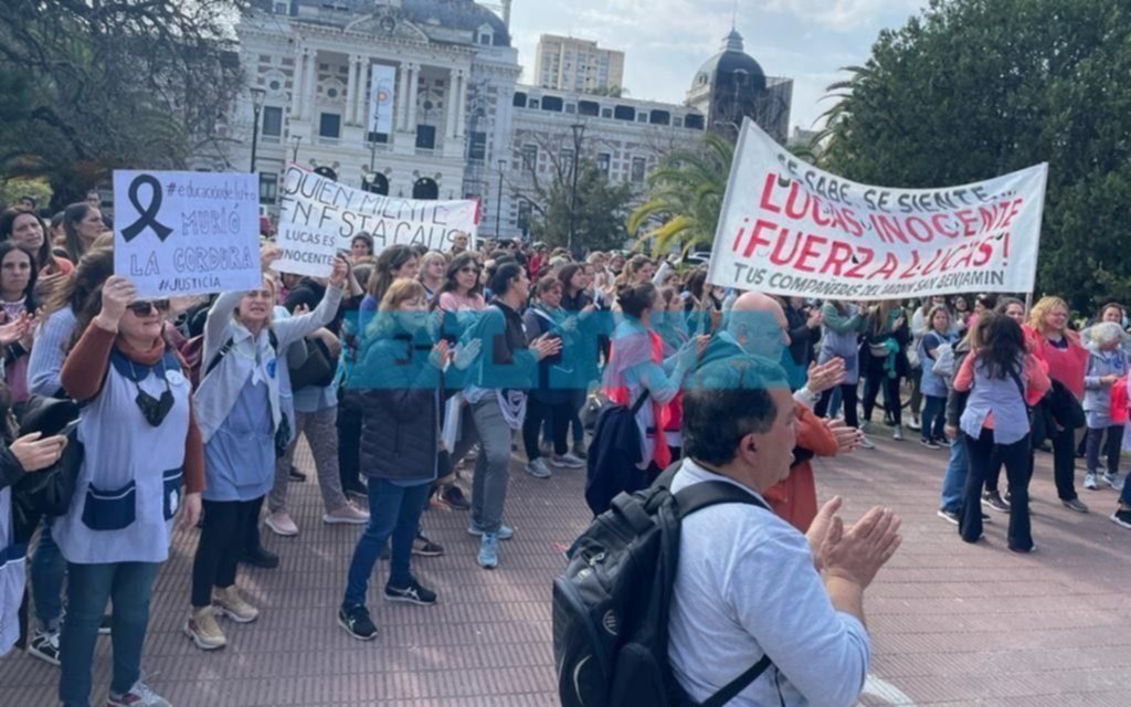 Nutrida columna de docentes marchó en La Plata en defensa de Lucas Puig