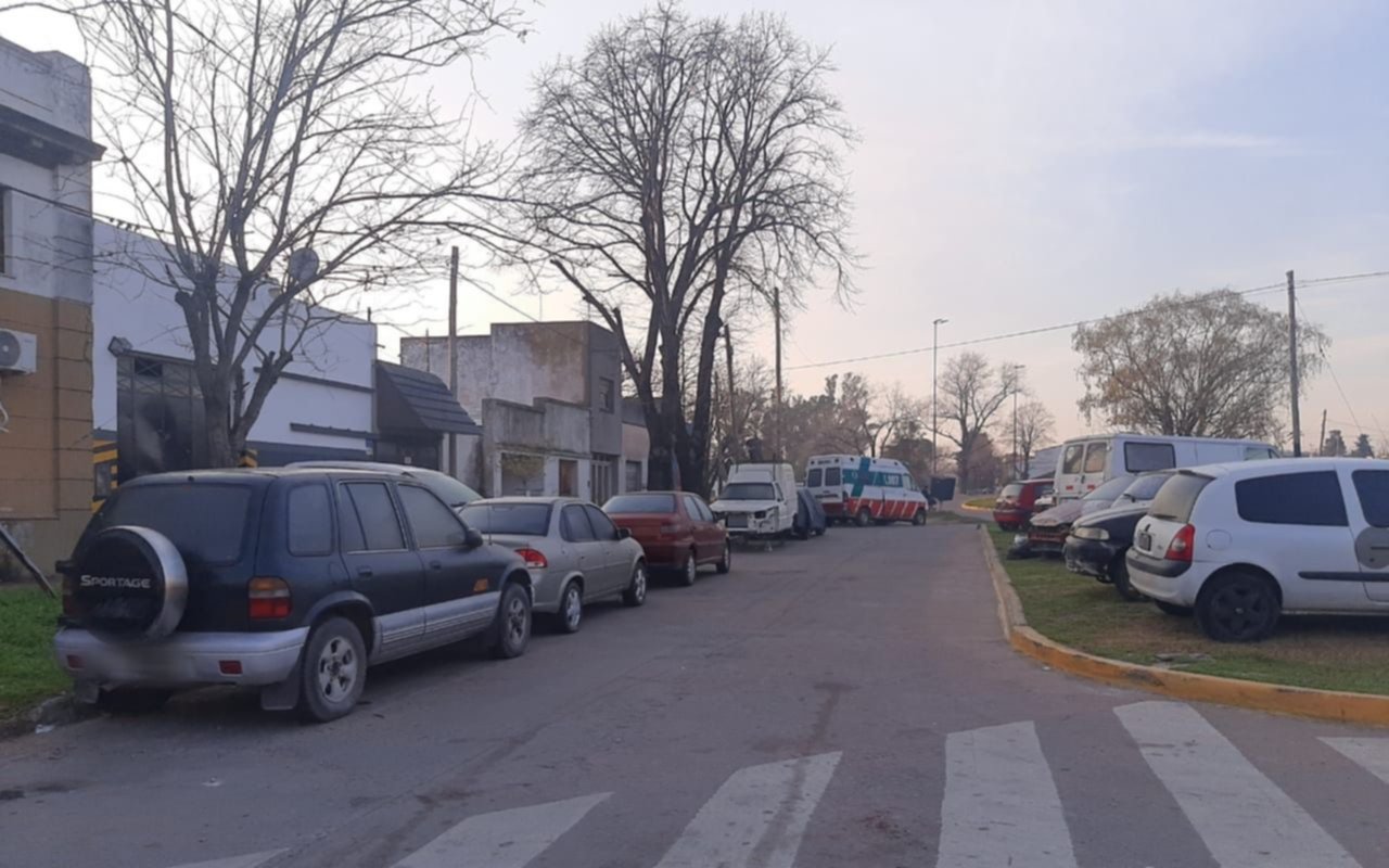 Estacioná donde quieras: enojo entre los vecinos platenses con un taller de autos