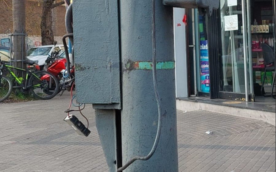 Cables expuestos en la vía pública, un peligro para Barrio Norte