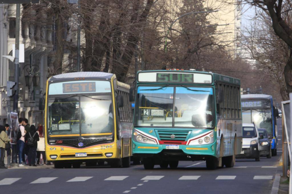 Bronca de los pasajeros: sube el micro y baja su servicio