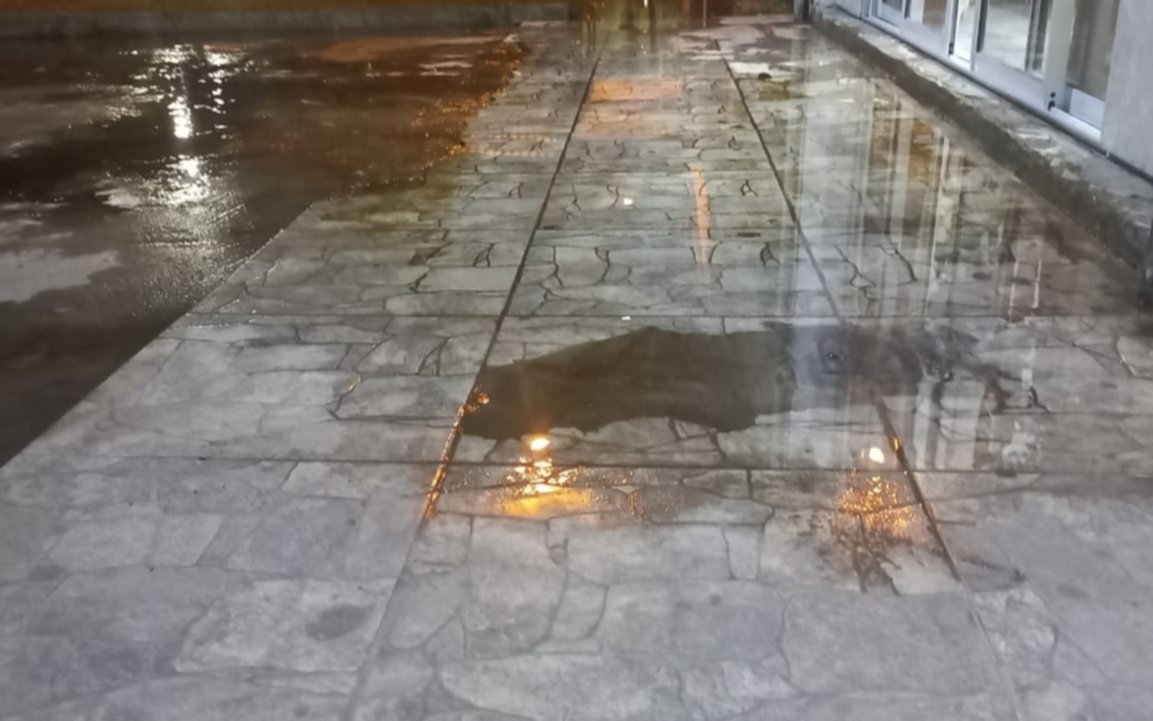 Hartazgo por una caudalosa pérdida de agua en La Loma: "Ya hicimos 14 reclamos"