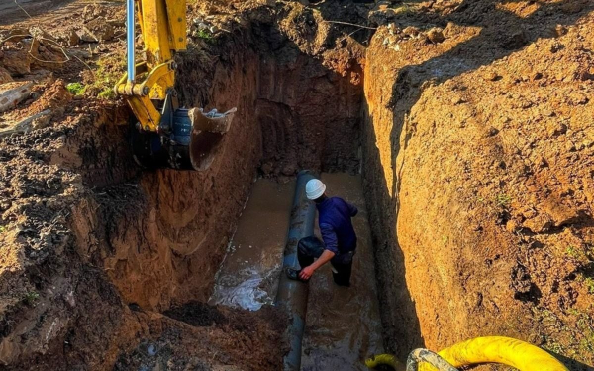Repararan un caño "enorme" de impulsión en 120 y 79: las zonas en que falta agua