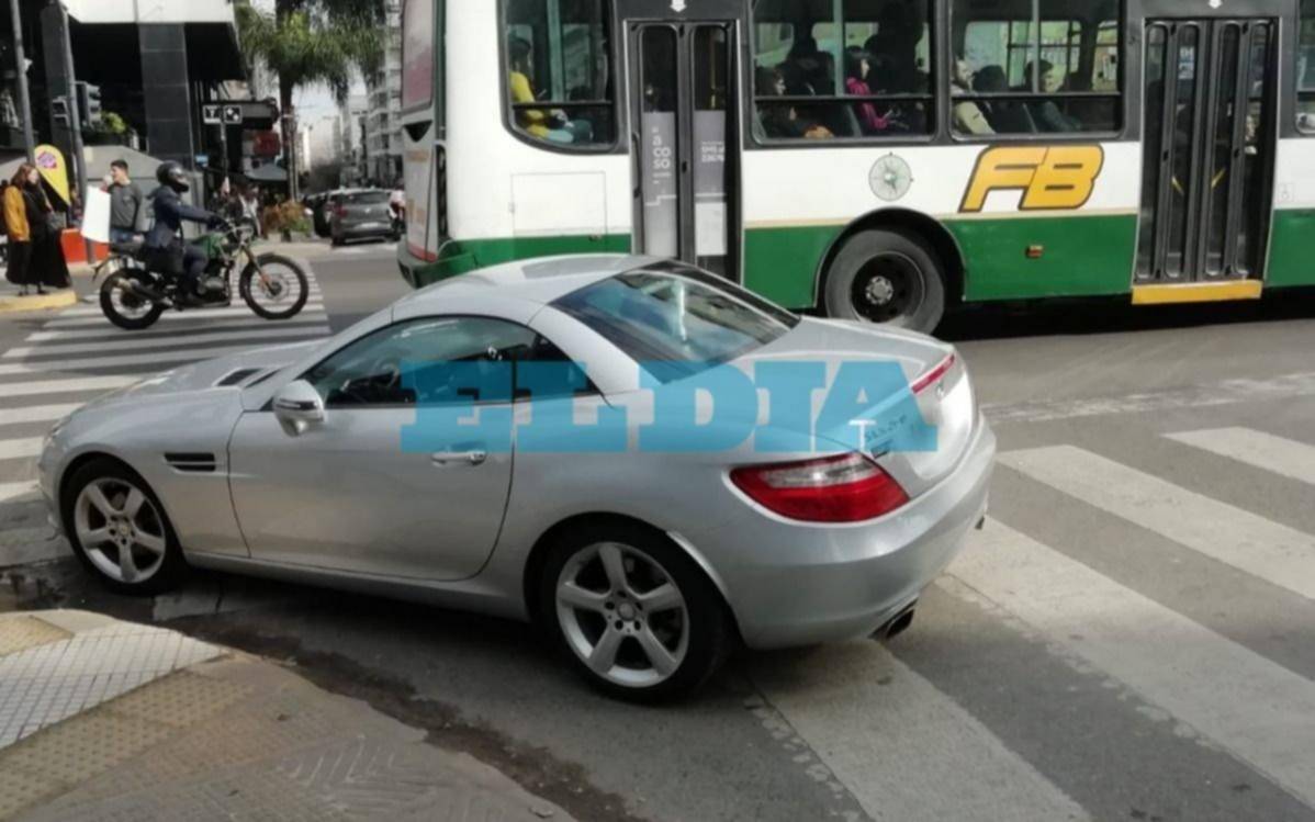 "Estacioná donde quieras": cruzó una coupé Mercedes Benz en 7 y 48 para bajarse al banco
