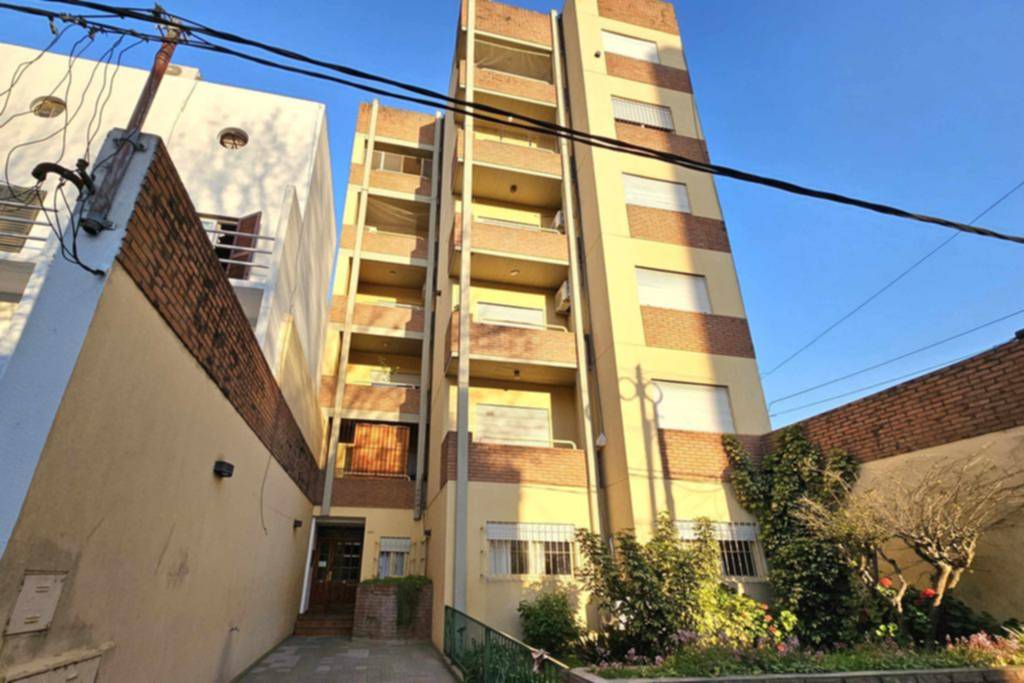 Treparon por un balcón y vaciaron el departamento de una estudiante