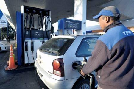 Sin previo aviso, la nafta subió antes de lo pactado y ya es un 4,5% más cara