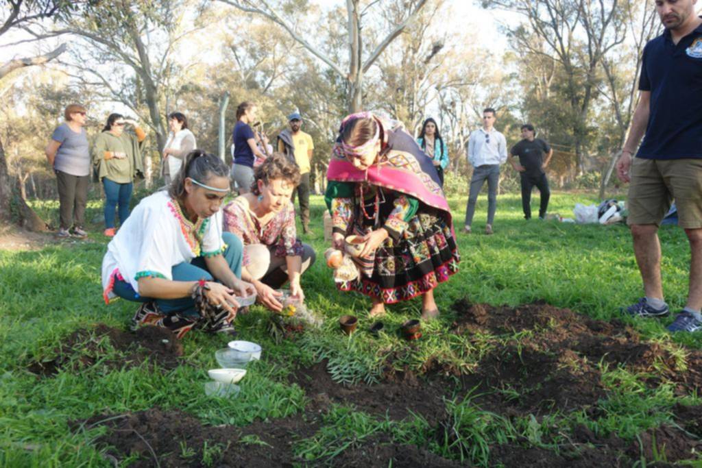 Un ritual en el Bosque y caña con ruda para celebrar a la Madre Tierra