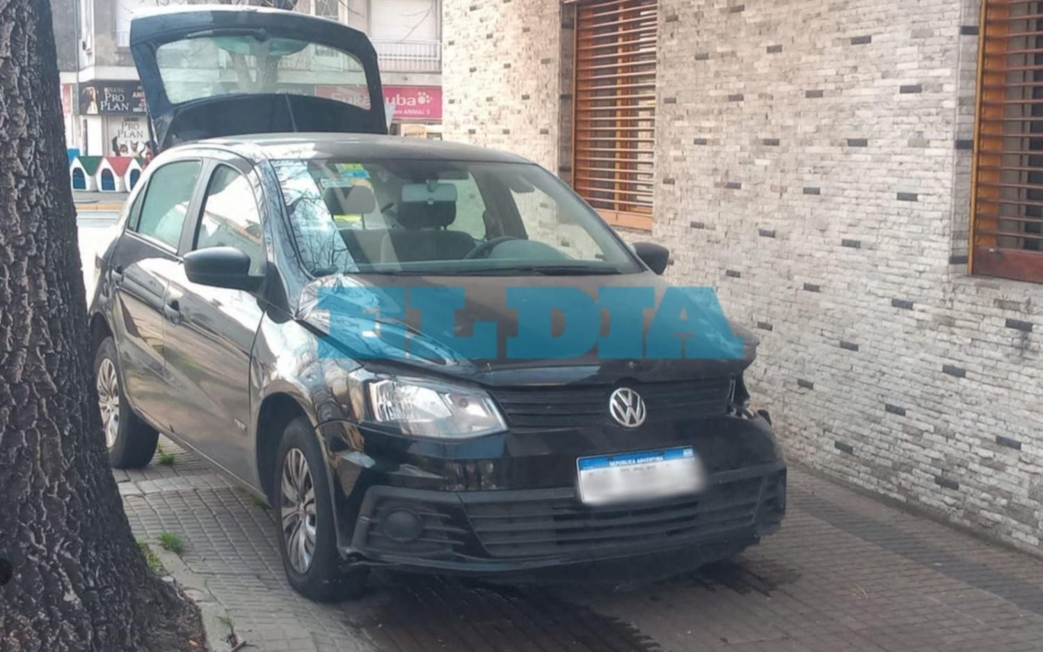 Fuerte choque en Avenida 60: uno de los autos terminó en la vereda