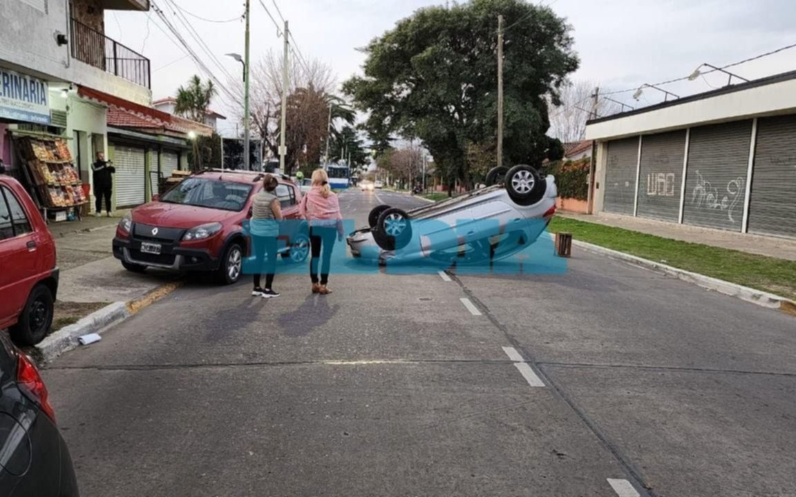 La Plata: rozó un auto estacionado, perdió el control y volcó