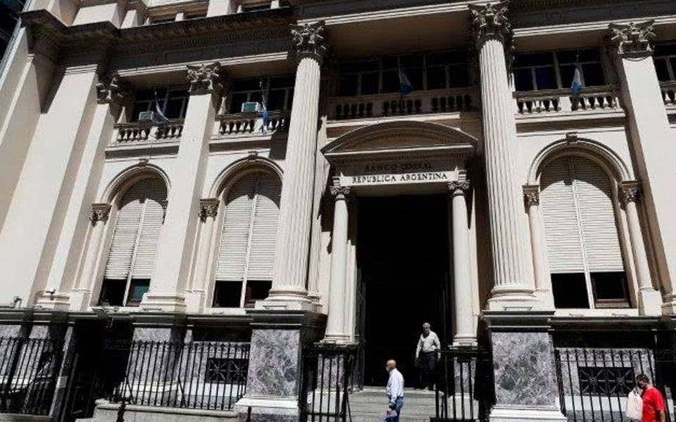 Endurecen el cepo con nuevas trabas para operar con los dólares financieros
