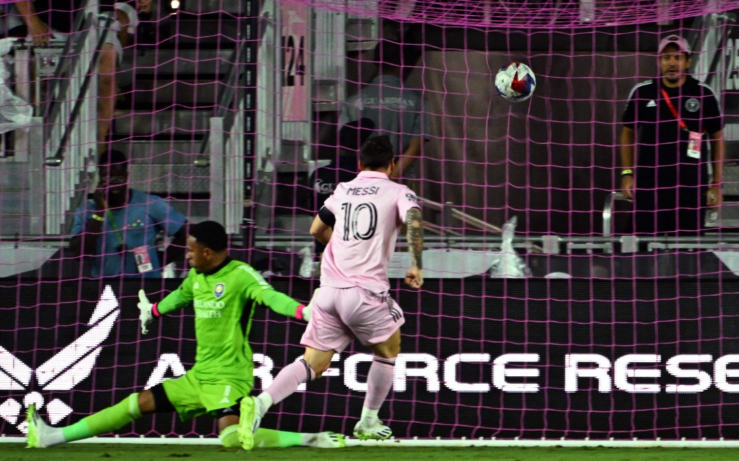 Inter Miami, con doblete de Messi y uno de Martínez, le ganó 3 a 1 con Orlando City