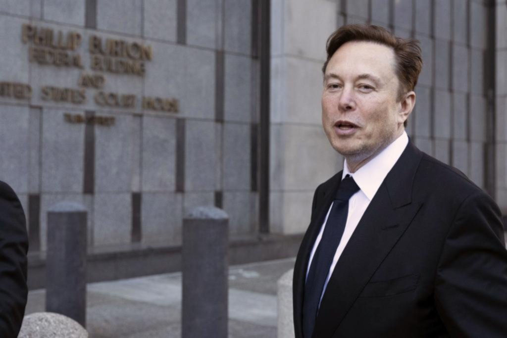 Tildan a Musk de “analfabeto” en Sudáfrica